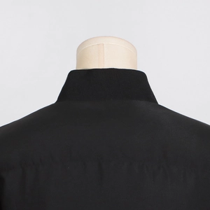 Gros plan du col montant en tricot côtelé noir sur la veste épaisse pour femme