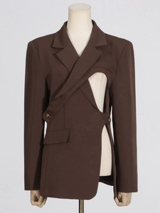 Blazer marron foncé asymétrique avec découpes à la taille sur mannequin blanc