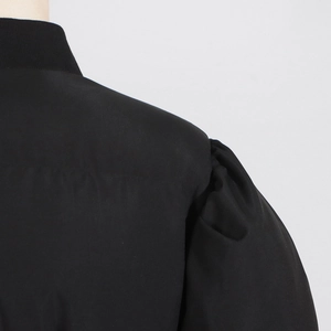 Détail du col côtelé et des manches bouffantes de cette veste décontractée noire