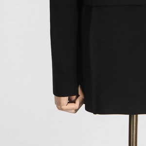 Dettaglio del blazer nero con polsini a costine e tessuto ad alta densità di qualità