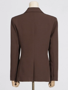 Vue arrière d'un blazer marron foncé tendance avec ceinture et design évidé chic