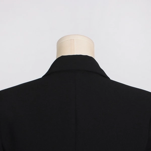 Dettaglio del colletto posteriore e della cucitura verticale su questo blazer nero
