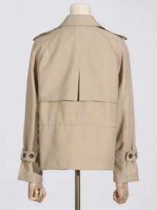 Trench corto classico kaki con patta antipioggia posteriore e design sciancrato
