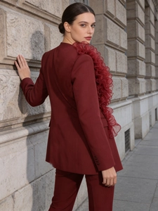 Eleganter burgunderroter Anzug mit Organza-Rüschen und Stoffhose für Damen im Frühling