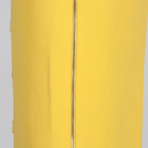 Détail de la robe jaune avec fermeture éclair métallique et perles élégantes