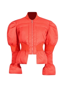 Veste matelassée rouge à la mode avec manches bouffantes et détails de volant