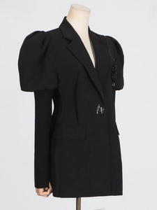 Blazer nero sfiancato con maniche a sbuffo e dettagli patchwork in maglia a costine