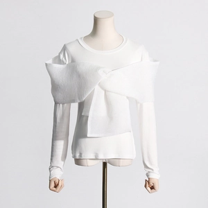 Detailansicht weißes Langarmshirt mit modischem Schleifendesign und Lagen-Ausschnitt