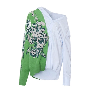 Detail van groen gebreid jacquard en lichtblauw overhemd patchwork op damestopje