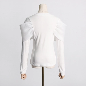 Detail eines weißen Langarmshirts mit transparentem Organza-Rüschenbesatz an der Schulter