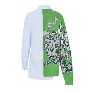 Detail van de asymmetrische patchwork top met blauwe overhemdstof en groen gebreid patroon