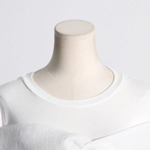 Detail des weißen Rundhals-T-Shirts mit geripptem Kragen und Mesh-Schleifen-Textur
