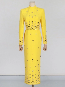 Robe longue jaune à manches longues avec ornements en strass et col montant chic