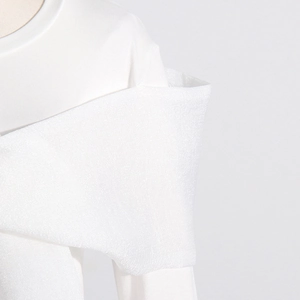 Detail von elegantem Netz-Bogen und drapierter Schulter an weißem Langarm-T-Shirt