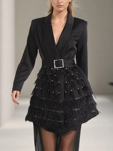 Elegante abito blazer nero con piume di struzzo e cintura di strass per le donne
