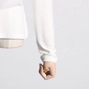Detailansicht des weißen Langarmshirts mit Mesh-Schleife und weicher Baumwolltextur