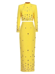 Ensemble mode deux pièces jaune avec haut à manches longues et jupe longue en strass