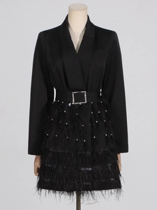 Elegante abito blazer nero a maniche lunghe con fibbia di strass e fondo piumato