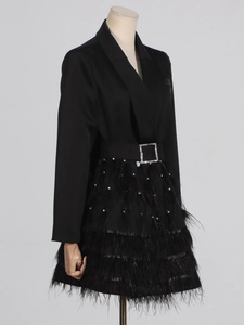 Elegante abito blazer nero con piume di struzzo e decorazioni di perline