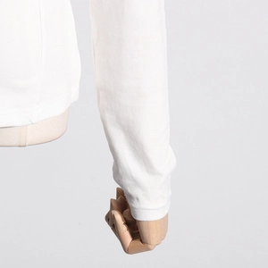 Detailansicht der weißen Langarmshirt-Stofftextur und der flachen Naht am Bündchen