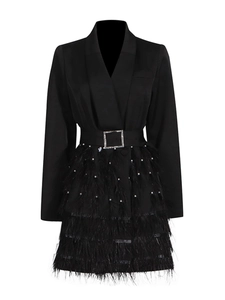 Elegante abito blazer nero con orlo in piume di struzzo e cintura con perline