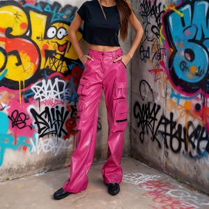 Dettaglio dei pantaloni cargo in ecopelle rosa acceso con tasche 3D e cerniere funzionali