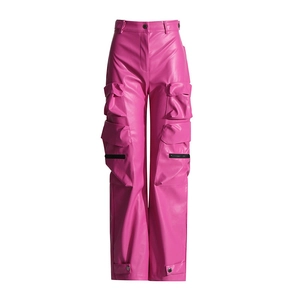 Dettaglio dei pantaloni cargo in ecopelle rosa con grandi tasche e cerniere sulle ginocchia