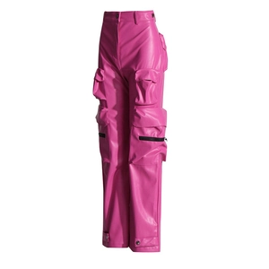 Dettaglio dei pantaloni cargo in ecopelle fucsia con tasche e cerniere metalliche