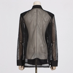 Détail du dos d'une chemise en maille noire transparente avec col et poignets solides