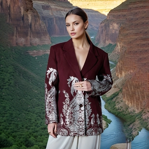 Détails du blazer bordeaux avec imprimés baroques argentés et coupe oversize chic