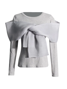 Eng anliegendes hellgraues Langarmshirt mit großer glitzernder Mesh-Schleife vorne