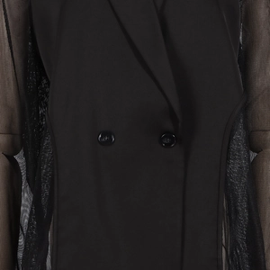 Vue détaillée des boutons noirs et de l'empiècement en résille transparente sur la veste