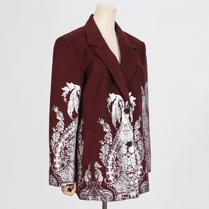 Vue détaillée de l'imprimé floral argenté sur le blazer cintré bordeaux pour femme
