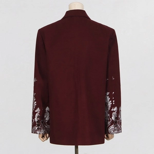 Vue arrière d'un blazer bordeaux avec broderies baroques argentées sur les manches