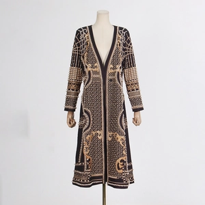 Détail d'un manteau noir style palais avec broderies dorées et ornements de perles