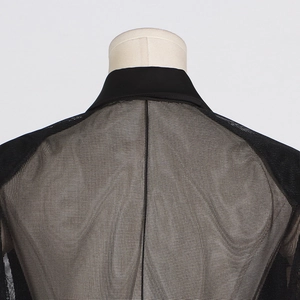 Détail de la veste en mesh noir avec col contrasté et dos en maille semi-transparente