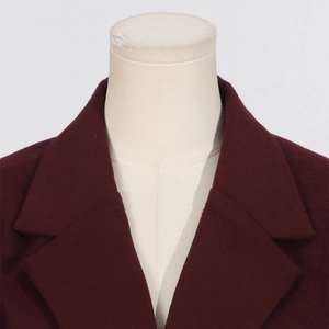 Gros plan détaillé du revers du manteau en laine bordeaux avec texture et coutures premium