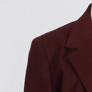 Gros plan du revers et de la texture en laine de qualité supérieure sur le blazer