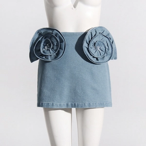 Detailweergave van denim minirok met grote symmetrische 3D rozenapplicaties op zij