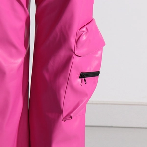 Dettaglio dei pantaloni cargo in pelle PU rosa con tasca laterale e zip in metallo