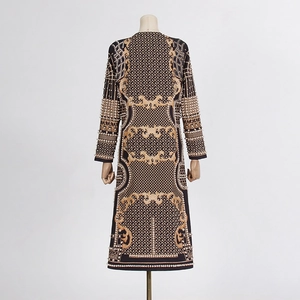 Détail du trench-coat noir avec broderie baroque dorée et ornements de perles fines