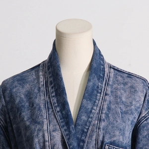 Detailansicht der Jeansjacke mit Snow-Wash-Effekt, Kimonokragen und weiten Schultern