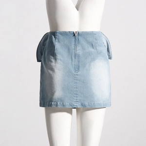Detail van lichtblauwe denim minirok met 3D-bloemen en metalen rits aan de achterkant