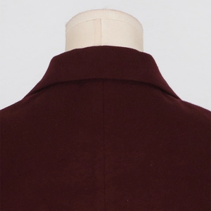 Gros plan du col arrière du blazer bordeaux et texture en laine de haute qualité
