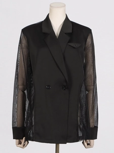 Blazer noir élégant avec manches en mesh patchwork et revers en pointe sur mannequin