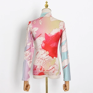 Détail de l'imprimé floral gothique et texte H Jasmine sur t-shirt slim à col montant