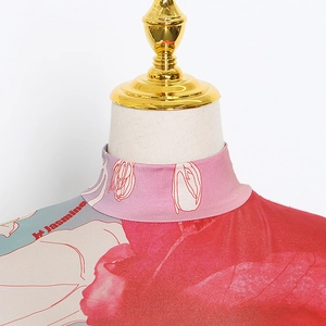Détail de l'imprimé floral gothique et texte Jasmine sur le haut à col montant pour femme