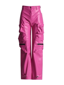 Pantaloni cargo da donna in ecopelle rosa acceso con multitasche e vita alta