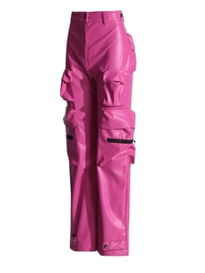 Pantaloni cargo in ecopelle fucsia con tasche multiple e dettagli neri a zip