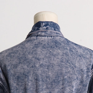 Detailaufnahme des gewaschenen blauen Denim-Kragens und der Rückennaht am Jackett